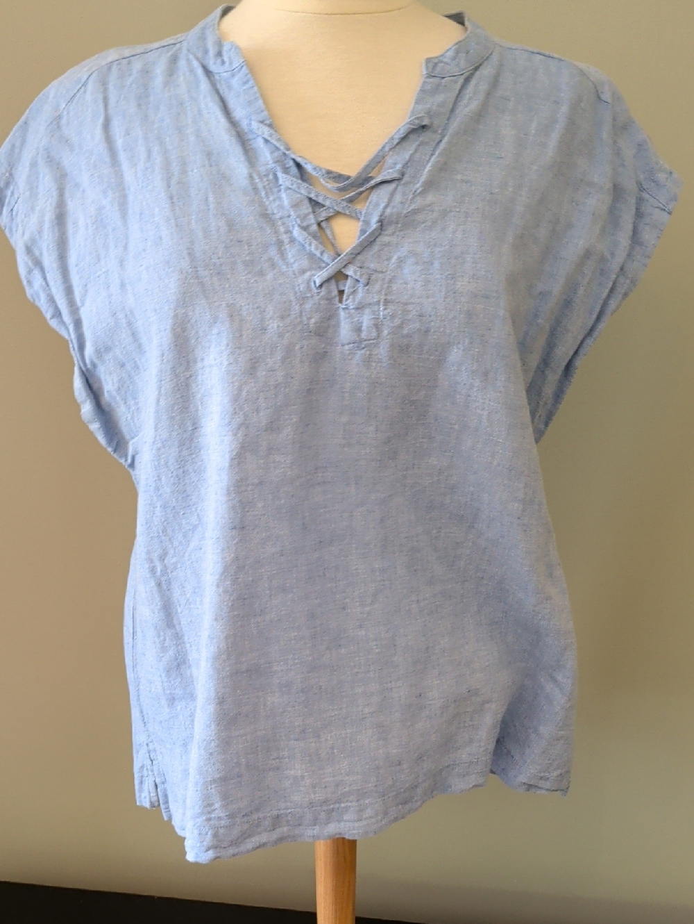 GAP Light Blue Linen Lace-Up V-Neck Top. Size Medium